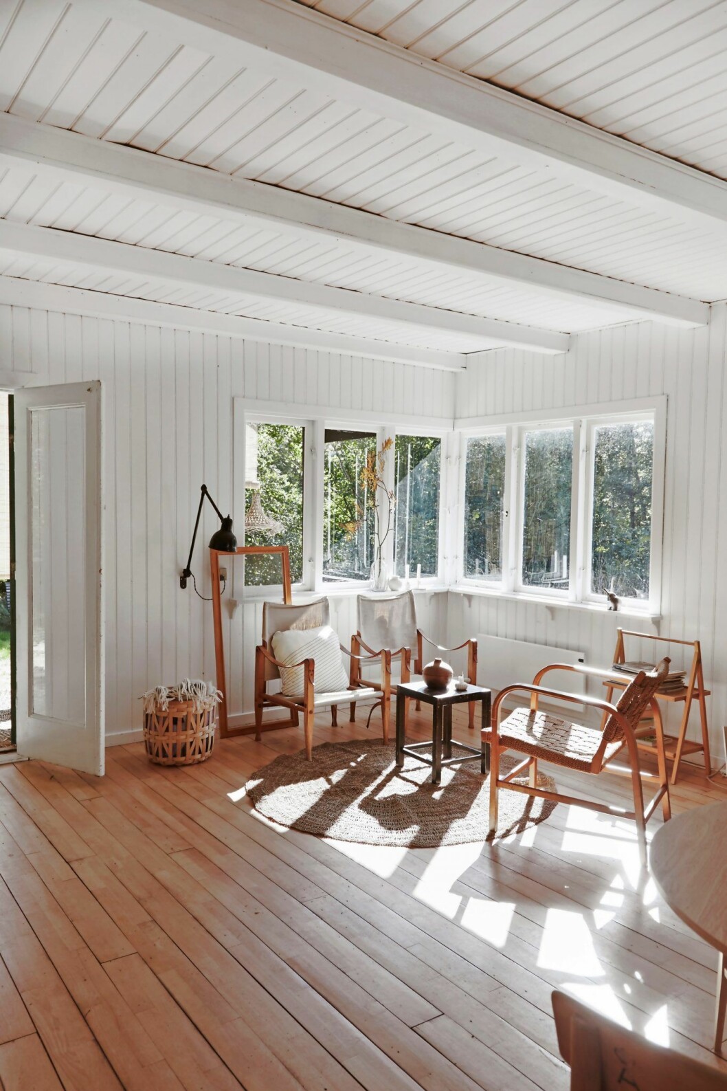 Ljust vardagsrum i trähuset på Själland