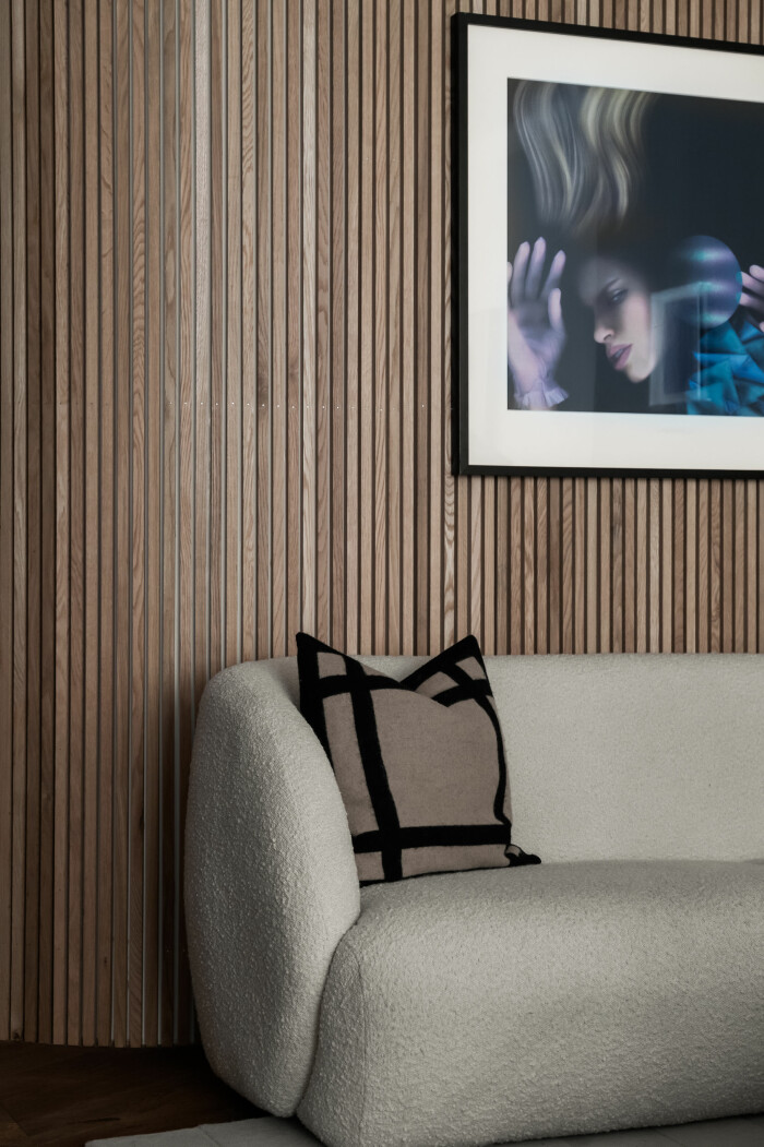 Varmt och minimalistiskt i trä. Foto: <a target="_blank" href="https://www.instagram.com/mccann_sthlm/">Philip Mcann</a> Styling: <a target="_blank" href="https://www.instagram.com/elinskoglund/">Elin Skoglund </a>Mäklare: <a target="_blank" href="https://www.instagram.com/behrerochpartners/">Behrer & Partners</a> träpanel på väggen är trendigt i stylingarna