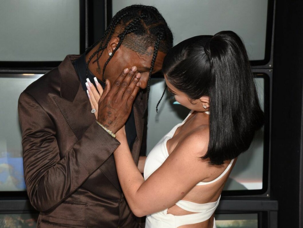 Kylie ska ha flyttat ut ur huset med Stormi. Kylie och Travis på premiären