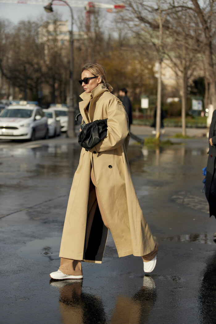 Slip-in sneakers gör det extra enkelt och bekvämt i vår. trenchcoat och sneakers.