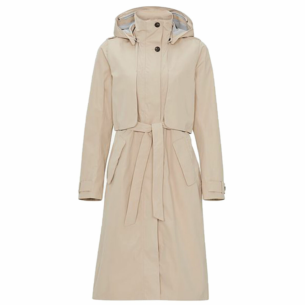 Trechcoat från Didriksons, <a href="http://www.awin1.com/cread.php?awinaffid=439037&awinmid=8905&clickref=regnjacka&p=https%3A%2F%2Fwww.ellos.se%2Fdidriksons%2Ftrenchcoat-lova-wns-coat%2F1549211-01" target="_blank" rel="noopener">2 799 kronor</a>. Lång trenchcoat, naturnära färger, vattentät