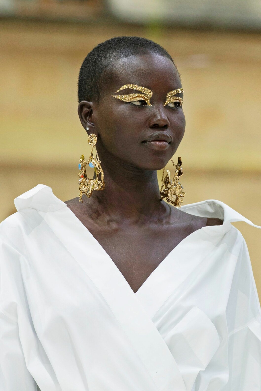 Trender 2020, guldig ögonsminkning Valentino SS20