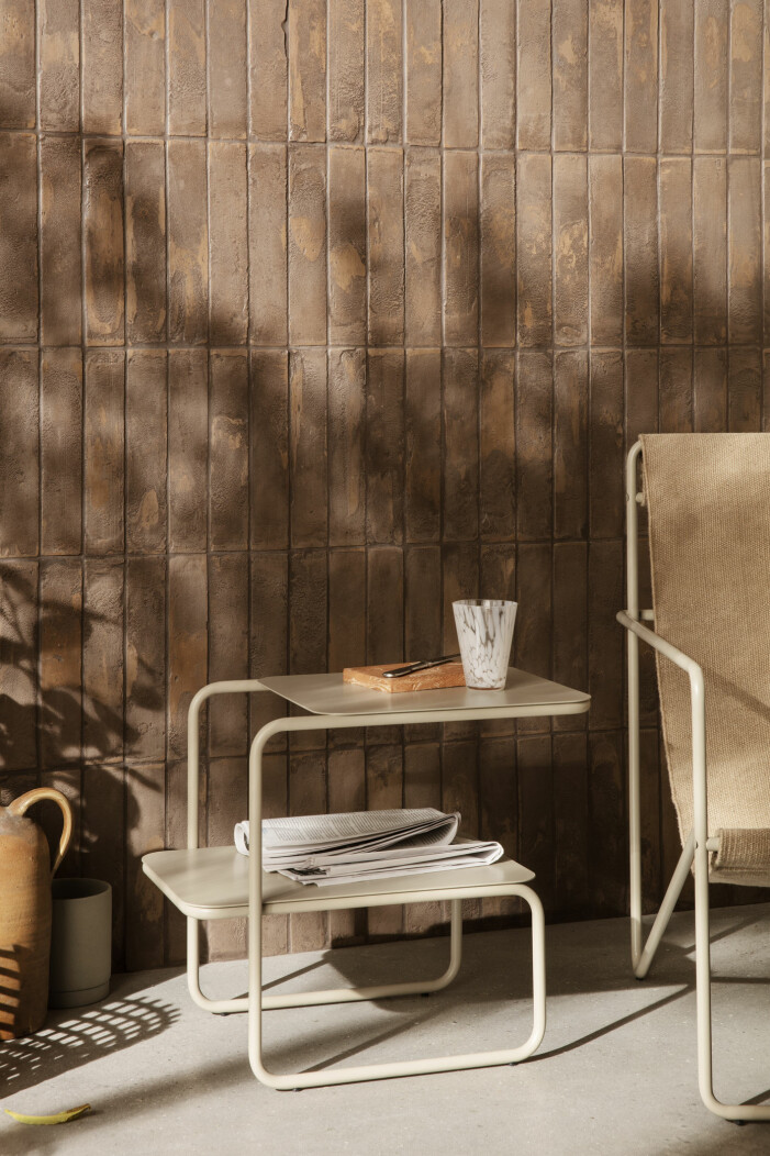Mindre sidobord i flera våningar maximerar uteförvaringen utan att ta upp mycket plats. Foto: Ferm Living. Trender balkong och uteplats 2021, smarta möbler