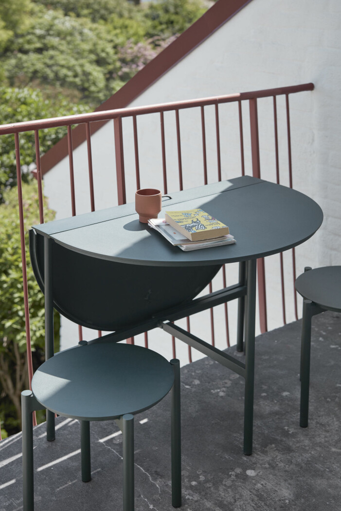 Klaffbord är extra bra för den lilla balkongen. Fäll ihop när bordet inte är i användning och få känslan av en stor, rymlig yta. Foto: Skagerak. Trender balkong och uteplats 2021, compact living