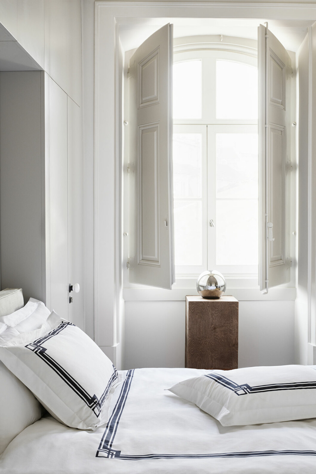 Foto: H&M home Klassiska hotellränder på sängkläderna är trendigt i sommar.