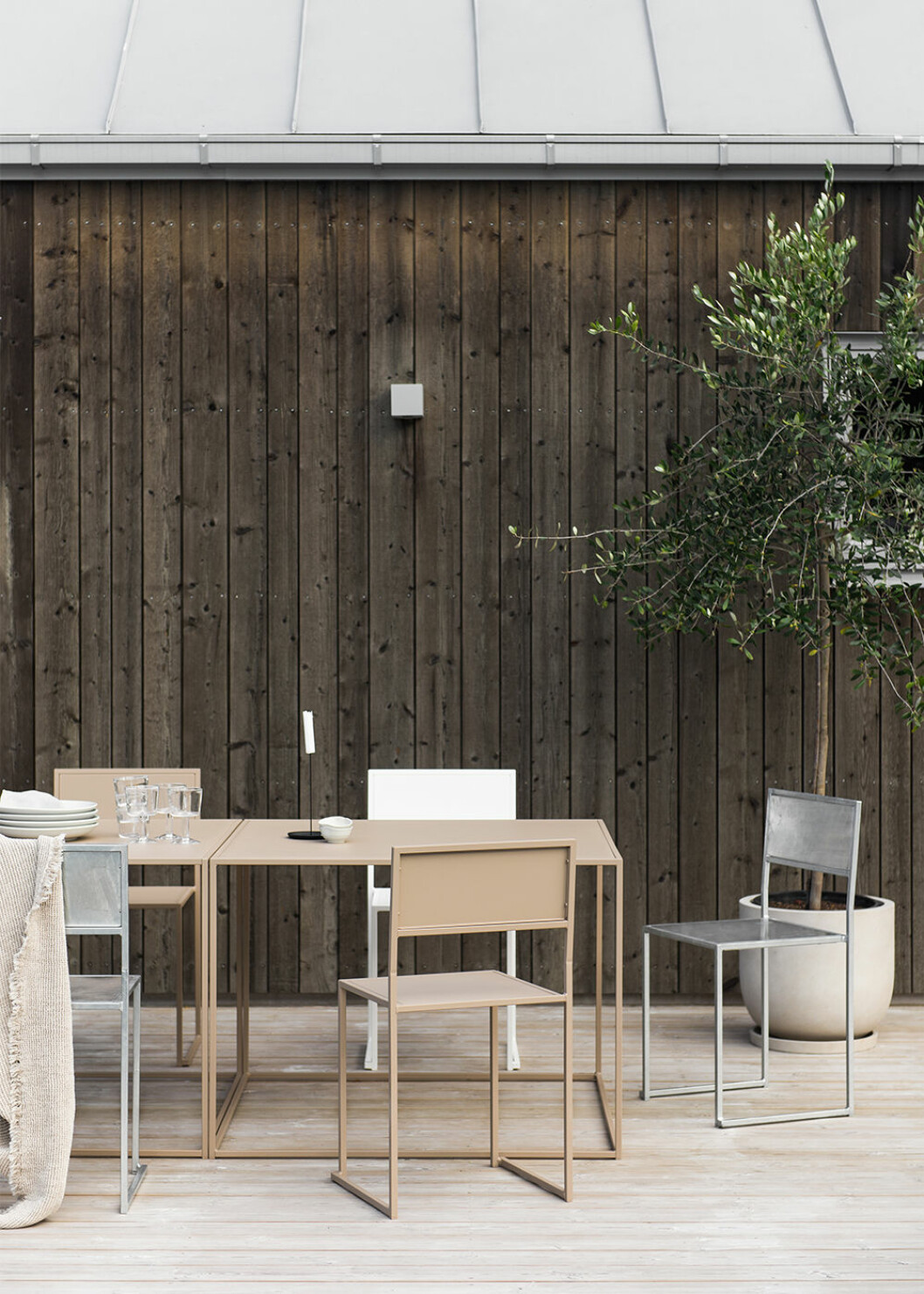 Ett stort matbord med plats för alla är den viktigaste möbeln bland 2020 års utomhustrender. Foto: Design Of Matbordet är den viktigaste möbeln på uteplatsen och i trädgården 2020