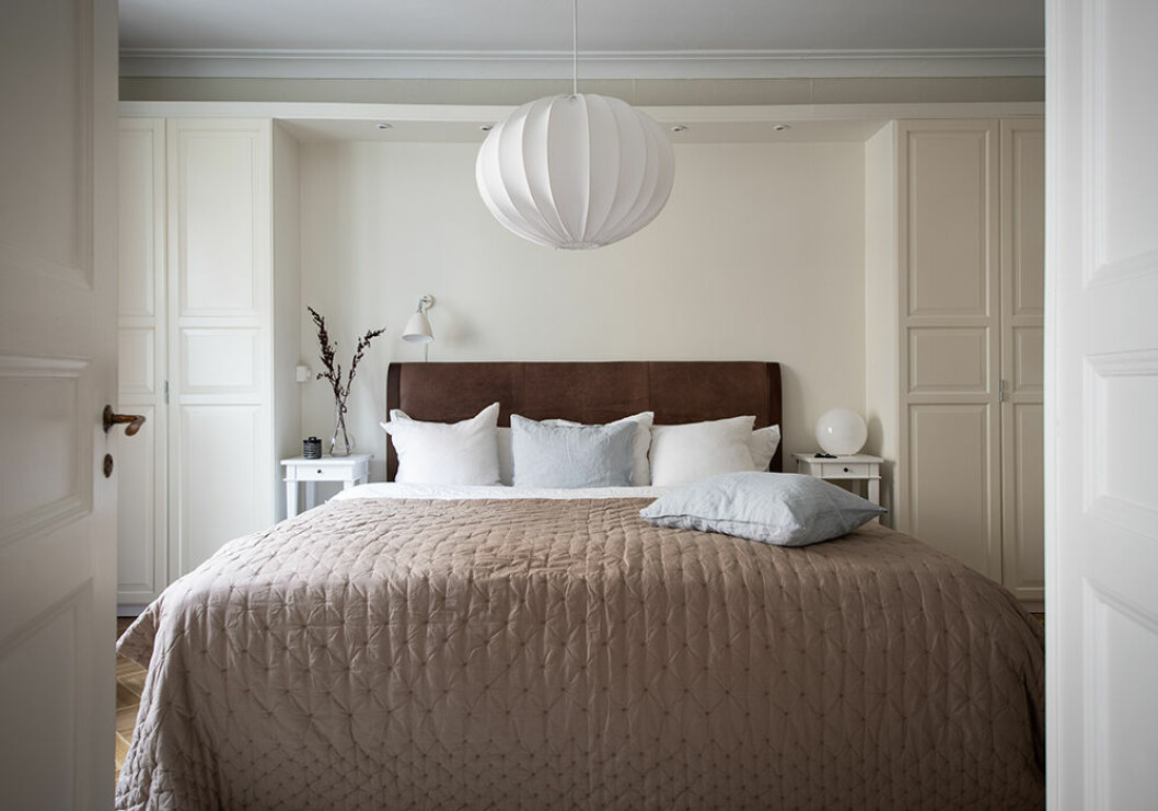 Vårfräscht och vackert med en enkel hotellbäddning. Foto: Maria Sahlander Styling: By Bon för <a href="https://www.instagram.com/bjurfors_goteborg/?hl=sv" target="_blank" rel="noopener">Bjurfors</a>/mäklare: Charlotta Lenhammar Fin bäddning med klassiskt överkast och ljus inredning i Göteborg