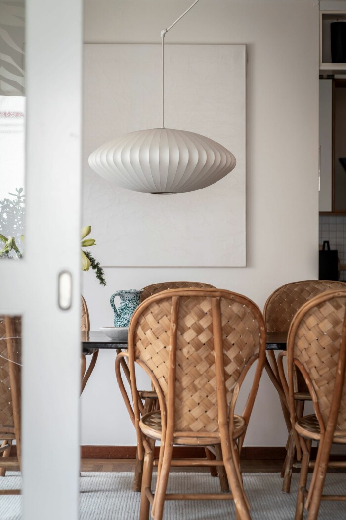 Den vita tyglampan är stylisternas favorit. Foto: <a target="_blank" href="https://www.instagram.com/henrik_linden_interior/">Henrik Lindén</a> Styling: <a target="_blank" href="https://www.instagram.com/greydecointeriors/">Greydeco</a> Mäklare: <a target="_blank" href="https://www.instagram.com/alvhem/">Alvhem</a> trendig taklampa som stylisterna väljer