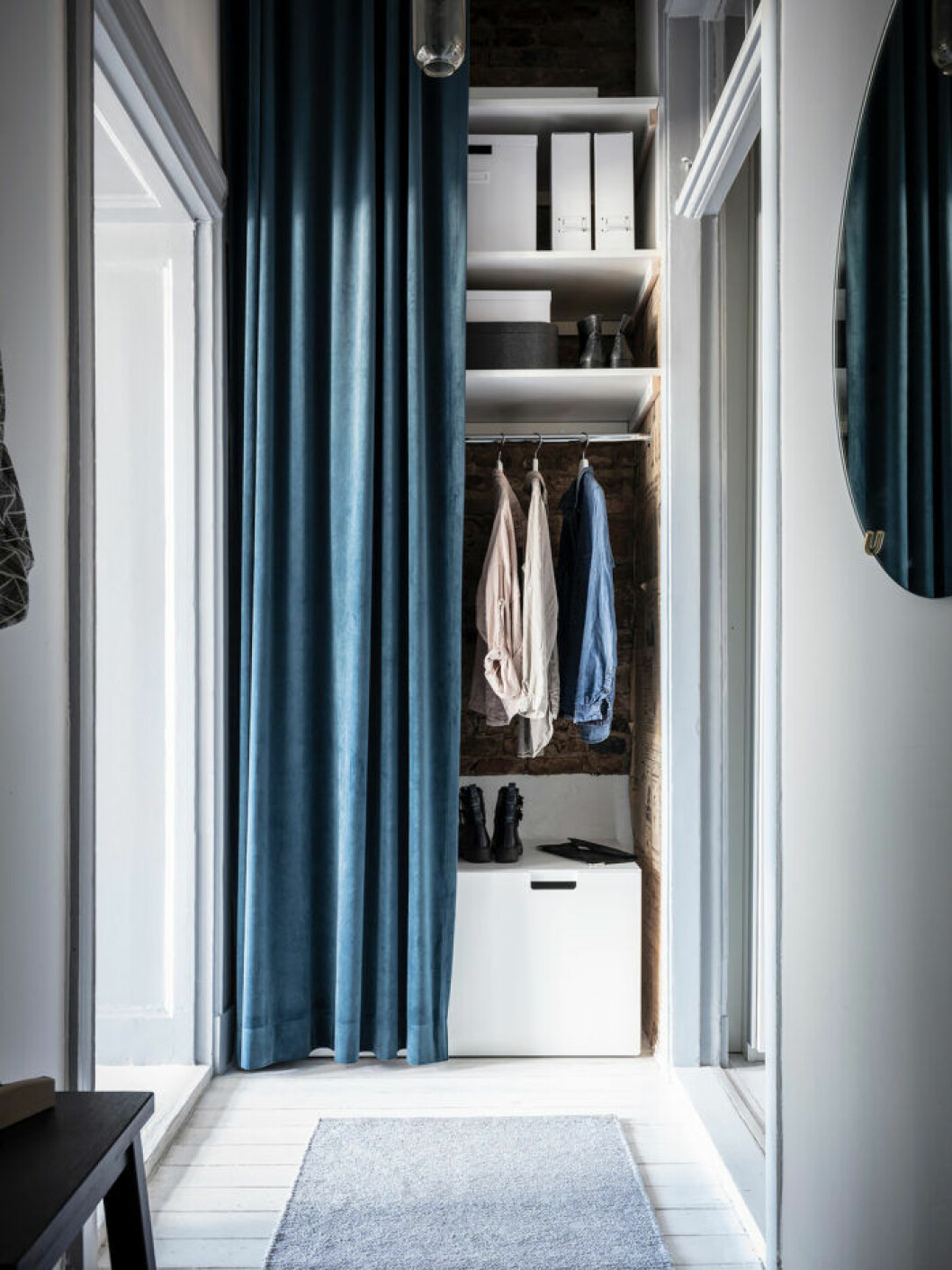 Inred med trendiga draperier i sammet