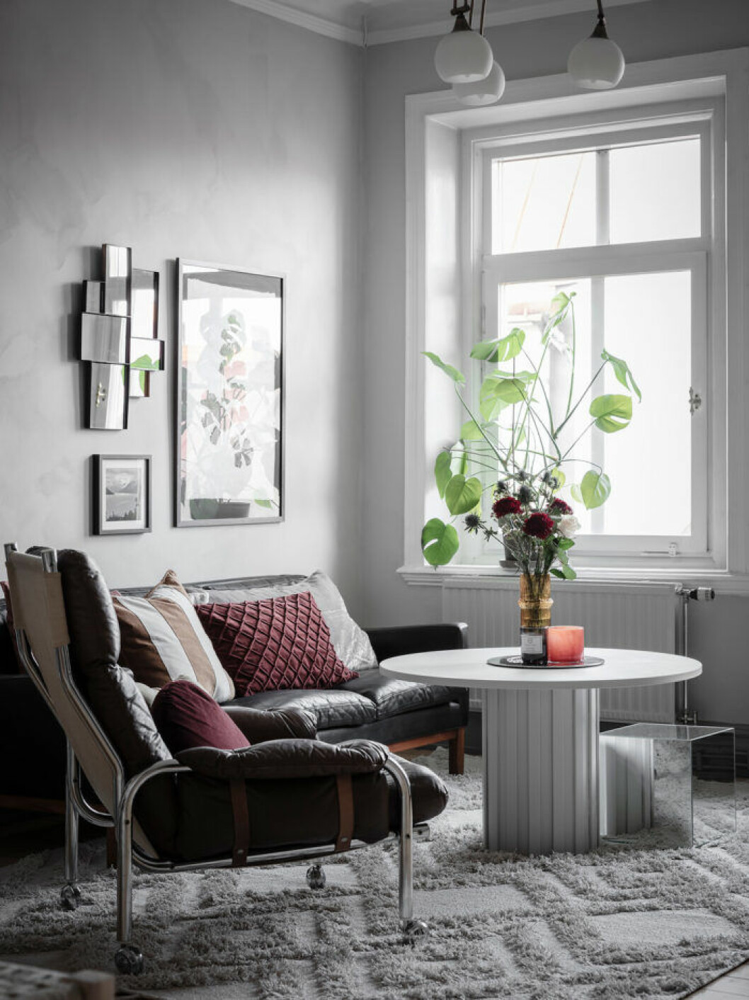 Styling: Livindeco Foto: Anders Bergstedt för <a href="https://entrancemakleri.se/hem-till-salu/" target="_blank" rel="noopener">Entrance mäkleri</a>/mäklare: Erika Bergholm En matta markerar ett rum i rummet