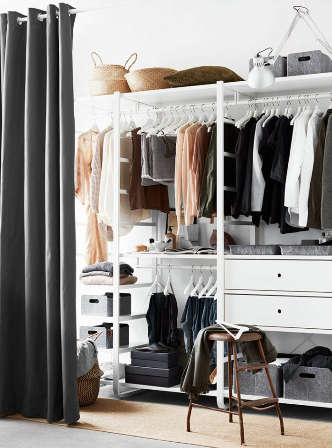 Skapa en walk in closet med ett draperi
