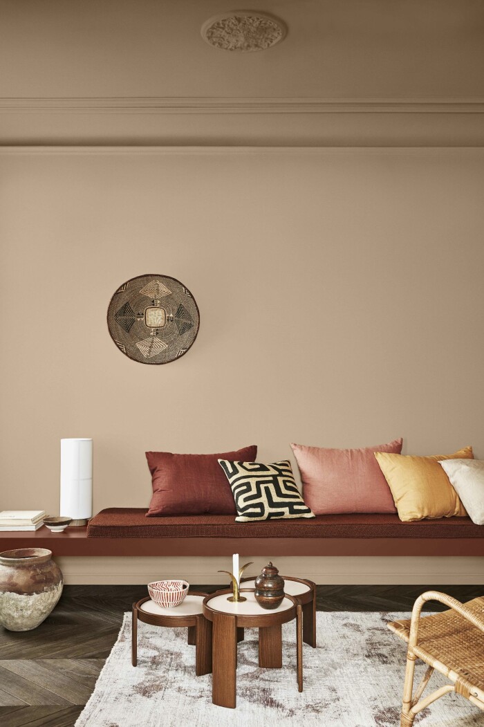 70-talskulörer i modern tappning. Vägg målad i harmoniska <em>Lady Pure Color 12120 Desert Pink</em> och bänk i den trendiga <em>Lady Supreme Finish 20167 Welcoming Red</em>. Foto: Jotun trendiga väggfärger 2021 hos Jotun