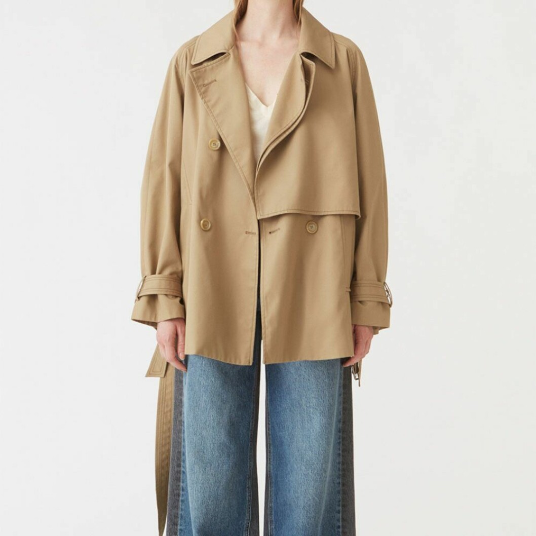 Kort trenchcoat med arbetade och unika detaljer från Hope.