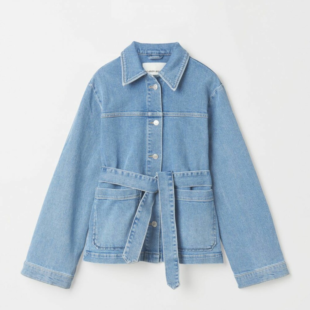 Kort bältad jeansjacka i ljus denim från Carin Wester