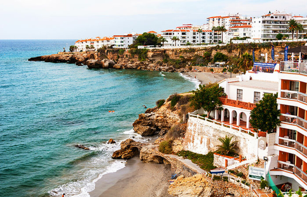 Nerja i Spanien ligger mellan två berg.