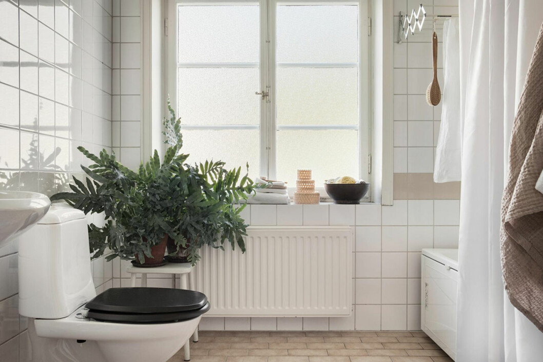 Styling: Mimmi Staaf. Foto: Joakim Johansson för <a href="https://www.fantasticfrank.se/" target="_blank" rel="noopener">Fantastic frank</a> Trolla bort bården i badrummet genom att matcha den