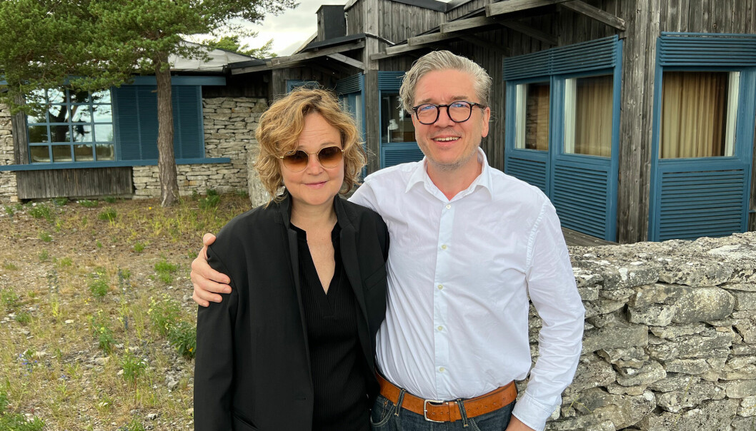 Manusförfattaren Sara Johnsen och regissören Tomas Alfredson utanför Ingmar Bergmans hem på Fårö. Trolösa, tv-serie på SVT