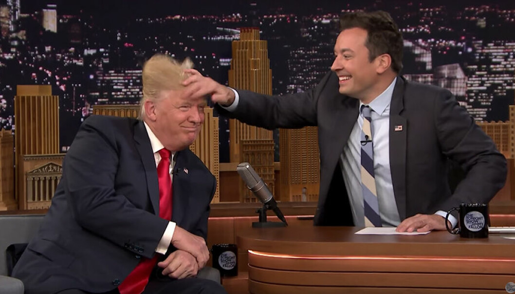 Se när Jimmy Fallon fixar till Donald Trumps hår