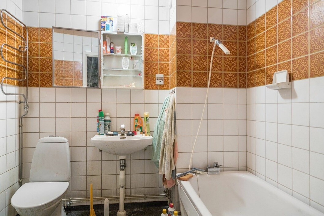 Smutsigt badrum med badkar.