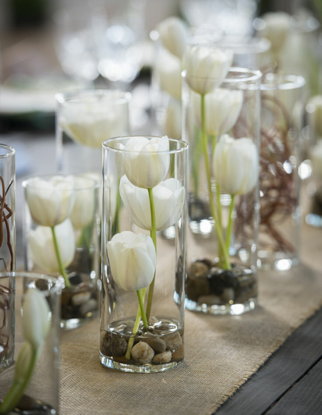 Minimalistiska tulpan-dekorationer. Foto: <a href="http://www.ijphoto.net" target="_blank" rel="noopener">IJ Photo</a> via<a href="http://weddingcolors.net/whimsical-branches-paper-diy-wedding-inspiration.html" target="_blank" rel="noopener"> Weddingcolors.net</a> Minimalistiska tulpan-dekorationer.
