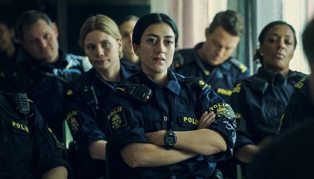 Gizem Erdogan som polis