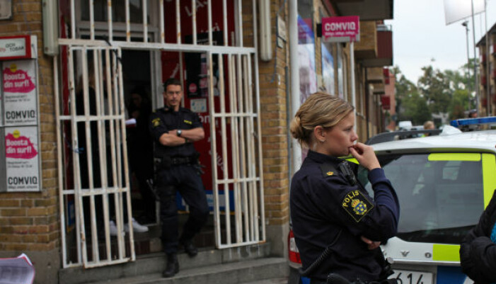 Det krävs en del träning för att kunna tackla rollen som polis med rätt autencititet.