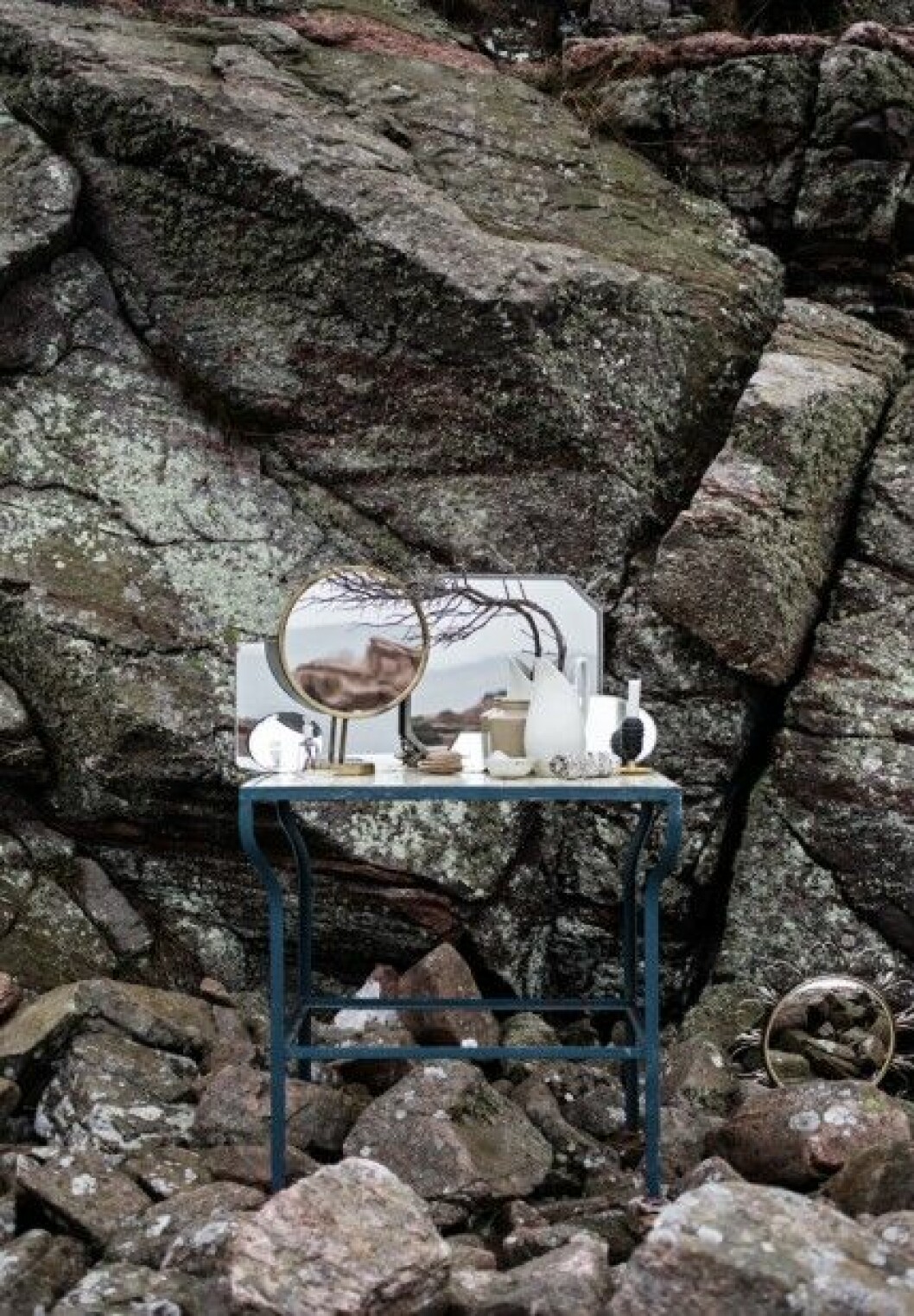 <strong>Oändligt djup</strong><br>Bord, 2 500 kr, Et cetera. Bland stenarna en fransk vintagespegel, 1 250 kr, Brandstationen. Rektangulär spegel, 150 kr, Trollets loppis. Småspeglar i set om tre, 250 kronor, Sorgenfri Secondhand. Spegel på fot, privat. Större spegel med tennram, 300 kr, Sorgenfri Secondhand. Laboratorieglas, 78 kr, Organic Makers. Litet glasfat, privat. Keramikvas, 30 kr, Kupan. Karaff, 1 200 kr, Rågers Antik & Design. Tvål i palmbladsask, 79 kr, Granit. Porslinsskål, 45 kr, Organic Makers. Deodorantsten, Gryningen. Rökelsebunt för rening av kropp och rum, 250 kr, Juno. Ljusstake av återvunna, ihopmonterade ljusstakar, 265 kr, Scandinaviaform. tur-och-retur-återbruk-second-hand-inspiration-lo-bjurulf-petra-bindel