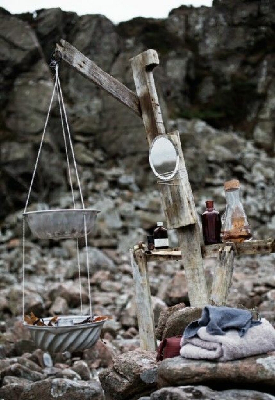 <strong>Bara på ytan</strong><br>Ampel gjord av kakformar och kedjor, Ida Aronsson. Brun glasburk med lock, 13 kr, brun glasflaska och e-kolv, 298 och 148 kr, Organic makers. Colognen <em>Big Sur</em> från Juniper Ridge hämtar all sin doft från skogen och bergen, 999 kr, Adisgladis. Tandborste <em>Humble Brush</em>, 35 kr, Adisgladis – företaget bakom skänker motsvarande summa till välgörande ändamål, enligt devisen ”köp en, ge en”. Necessär av återvunnen brandslang med foder av återvunnen spinnakerduk, design Elvis & Kresse, 499 kr, Adisgladis. Nagelborste, 149 kr och mörkgrå handduk, 49 kr, Norrgavel. Handduk av ekologisk frotté Vide, 99 kr, Åhléns. tur-och-retur-återbruk-second-hand-inspiration-lo-bjurulf-petra-bindel-havet
