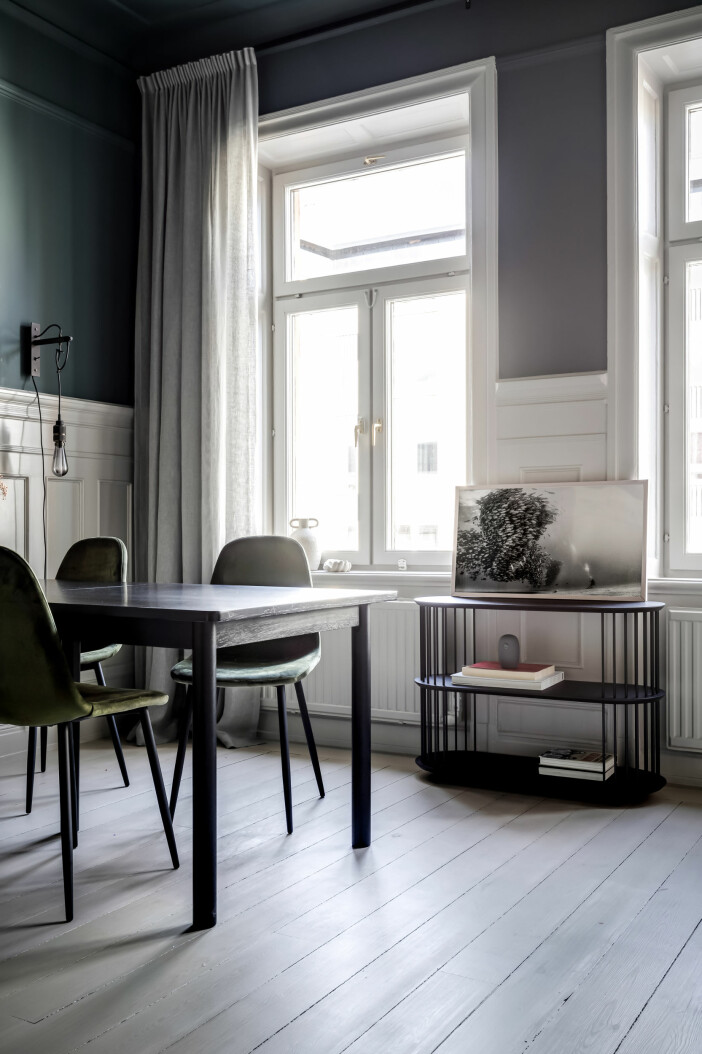 Skippa den klassiska tv-möbeln och placera tv:n på ett snyggt sidobord istället. Foto: Henrik Nero för Samsung tv som även fungerar som tavla