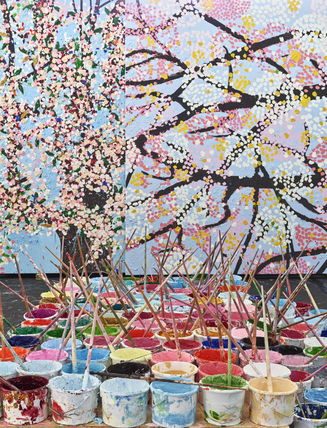 Under den kreativa processen av att skapa målningarna till Damian Hirst utställning Cherry Blossoms. målburkar under tillverkningen av Cherry Blossoms Damien Hirst utställningen.