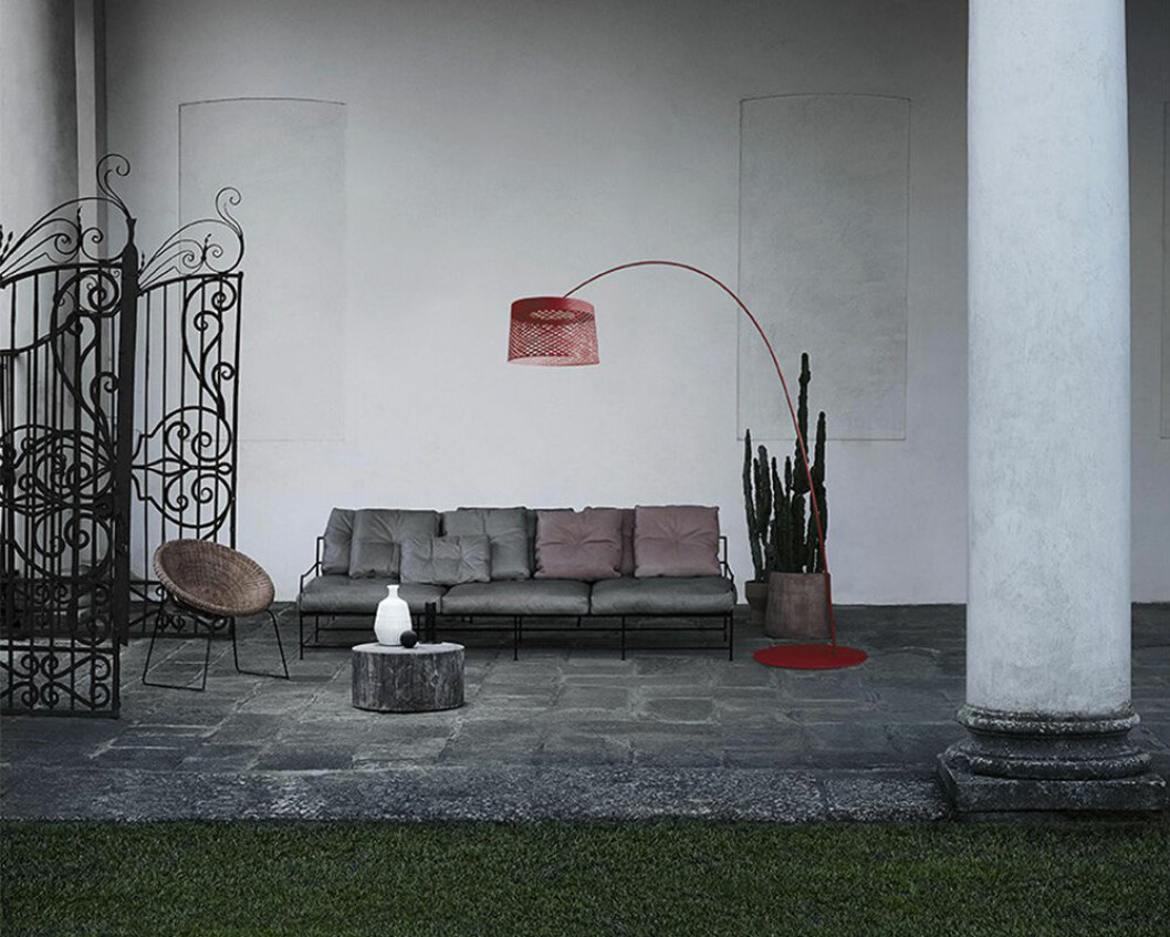 <em>Twiggy Grid</em> från Foscarini finns för både inom- och utomhusbruk och ger rumskänsla på uteplatsen. Foto: Foscarini Foscarinis Twiggy Grid utomhuslampa