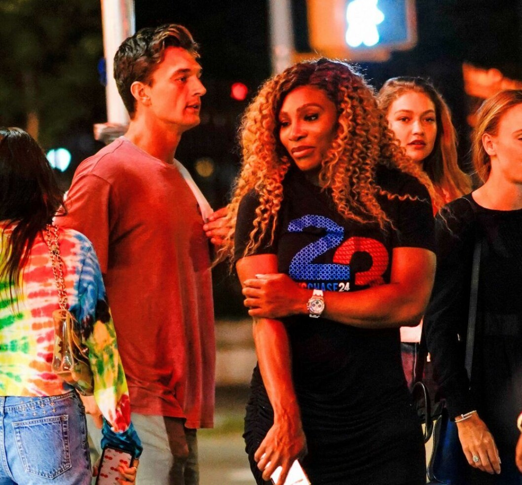 Tyler och Gigi bowlade och sjöng karaoke med vänner, bland annat Serena Williams. Tyler C och Gigi Hadid, med Serena Williams