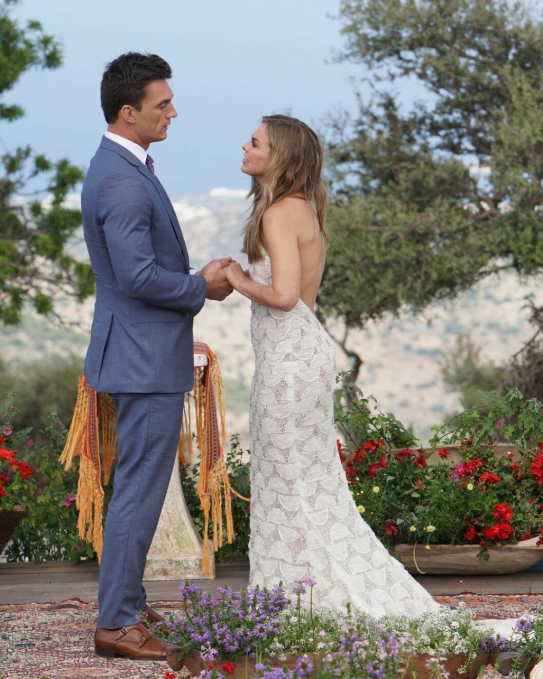 Tylers (och tittarnas – och säkerligen Hannahs!) hjärta krossades när hon valde bort honom i finalen. Tyler Cameron och Hannah Brown under finalen av The Bachelorette i Grekland