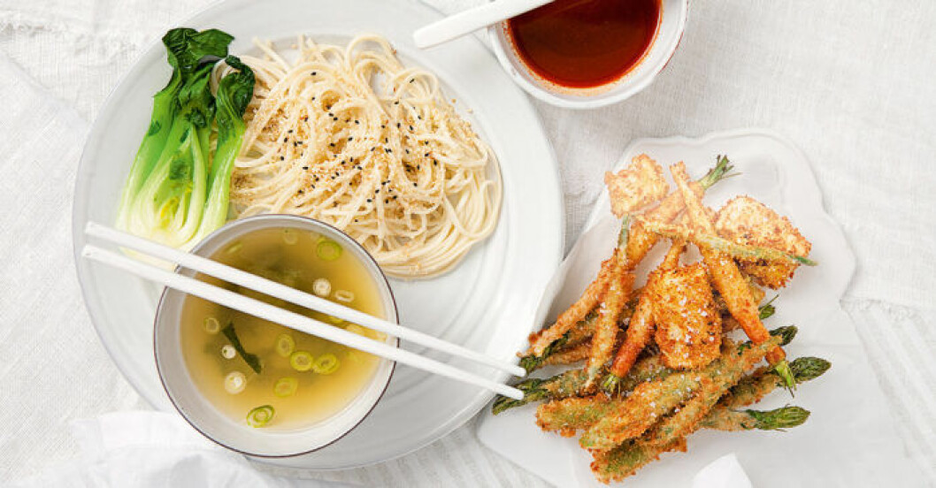 Udonnudlar med misobuljong och tempura.