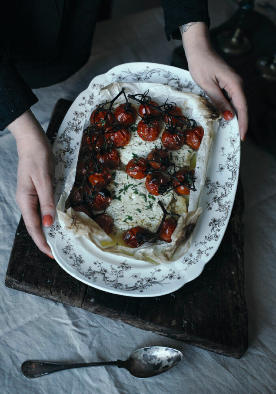 Ugnsbakad fetaost med saftiga tomater. Recept på ugnsbakad fetaost med saftiga tomater