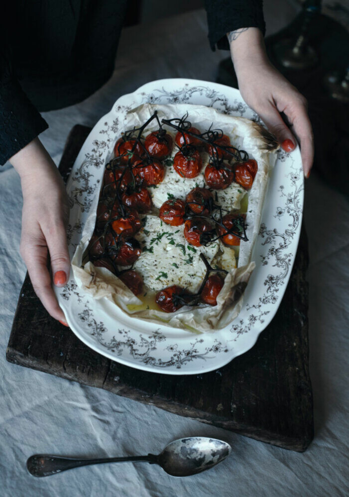 Sofia Woods recept på ugnsbakad fetaost med tomater