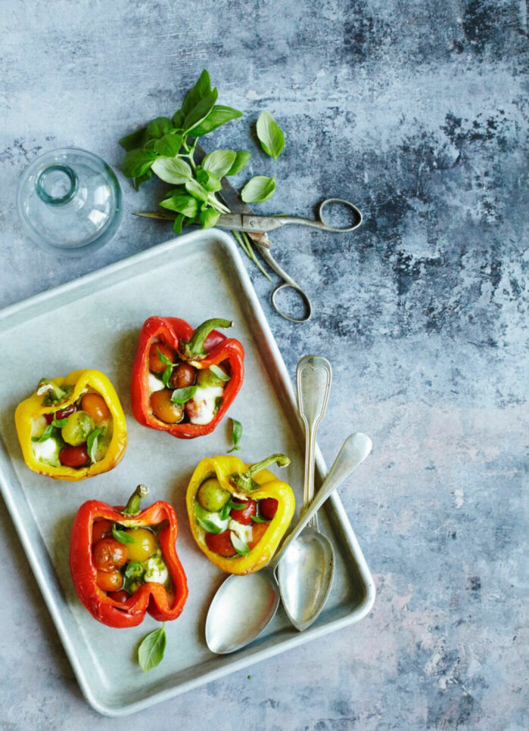 Ugnsbakad paprika med mozzarella. Recept på ugnsbakad paprika med mozzarella och tomat