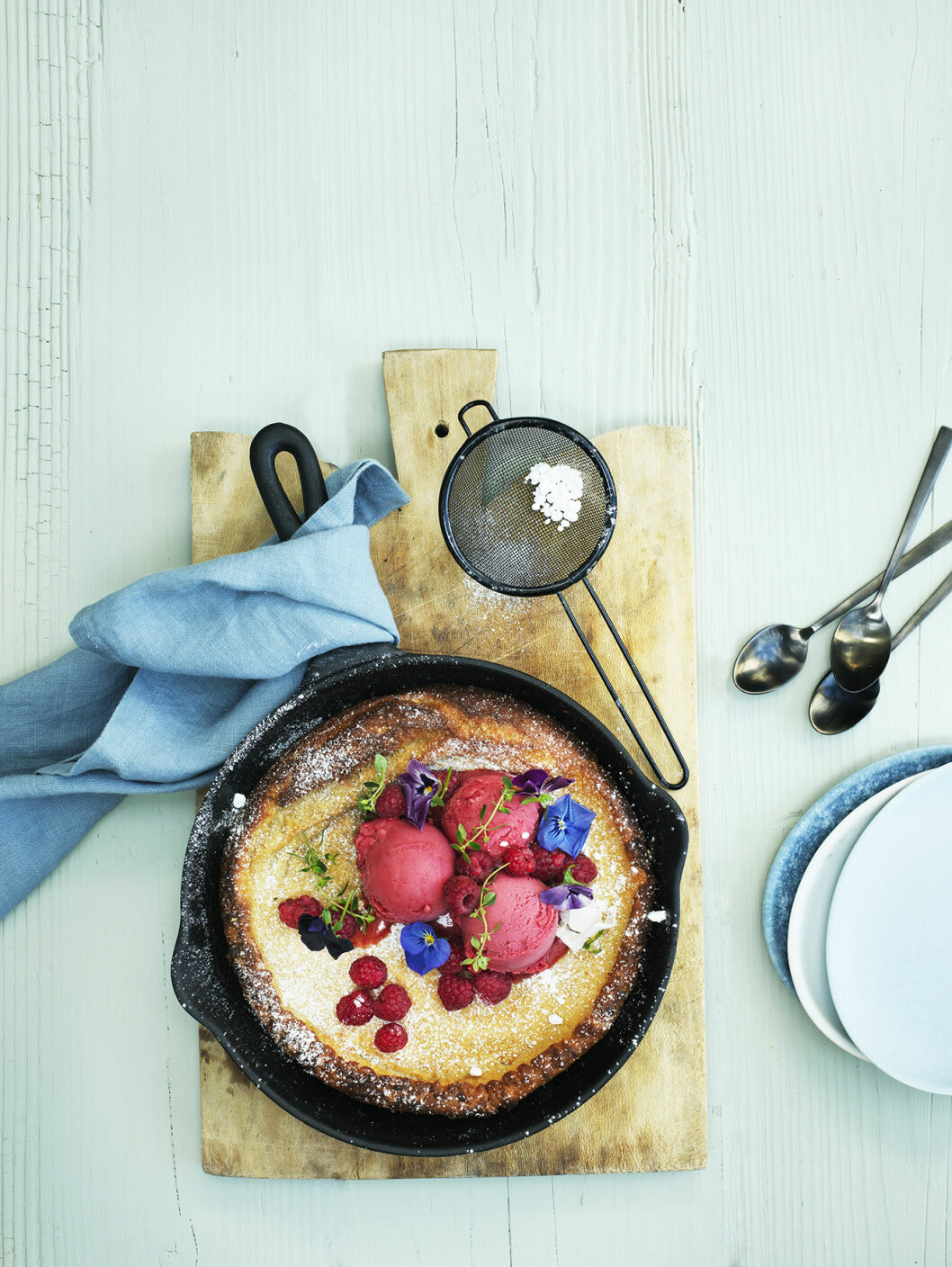 Laga ugnspannkaka med hallon- och citrontimjansorbet