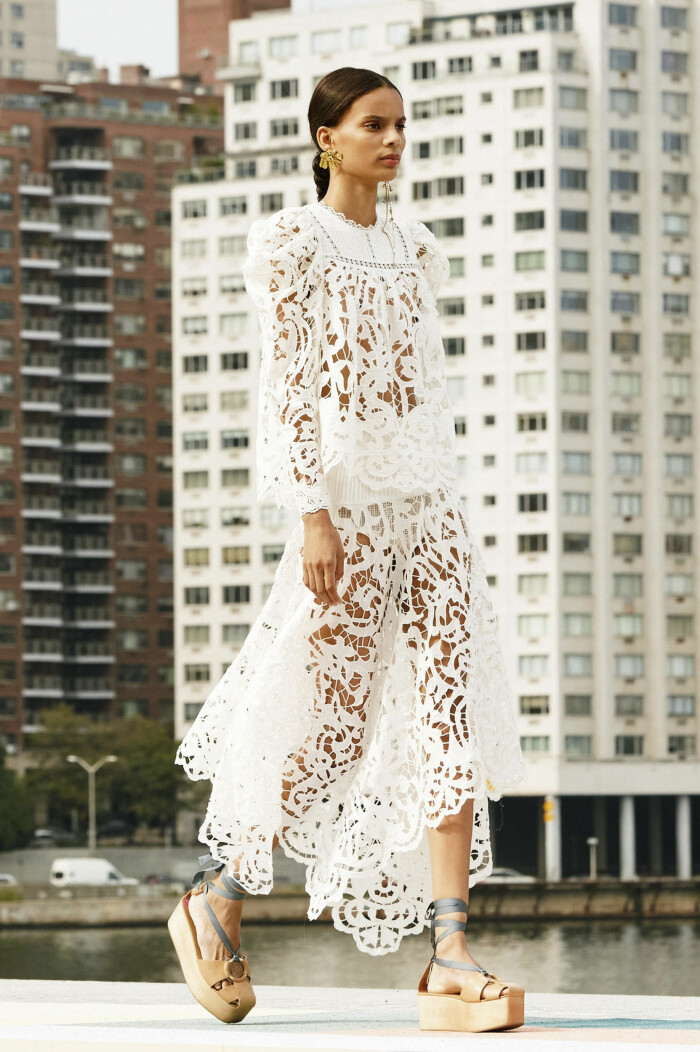 Bedårande broderier, spets och virkat är alla oslagbara detaljer. Titta bara på denna från Ulla Johnson SS21. Ulla Johnson SS21 vit klänning med hålbroderi.