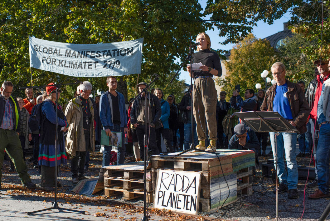 Bild från klimatmanifestation i Umeå, där deltagarna gick genom staden för att slutligen samlas utanför Umeå Stadshus. Greta Thunbergs strejk för klimatet ägde bland annat rum i Umeå