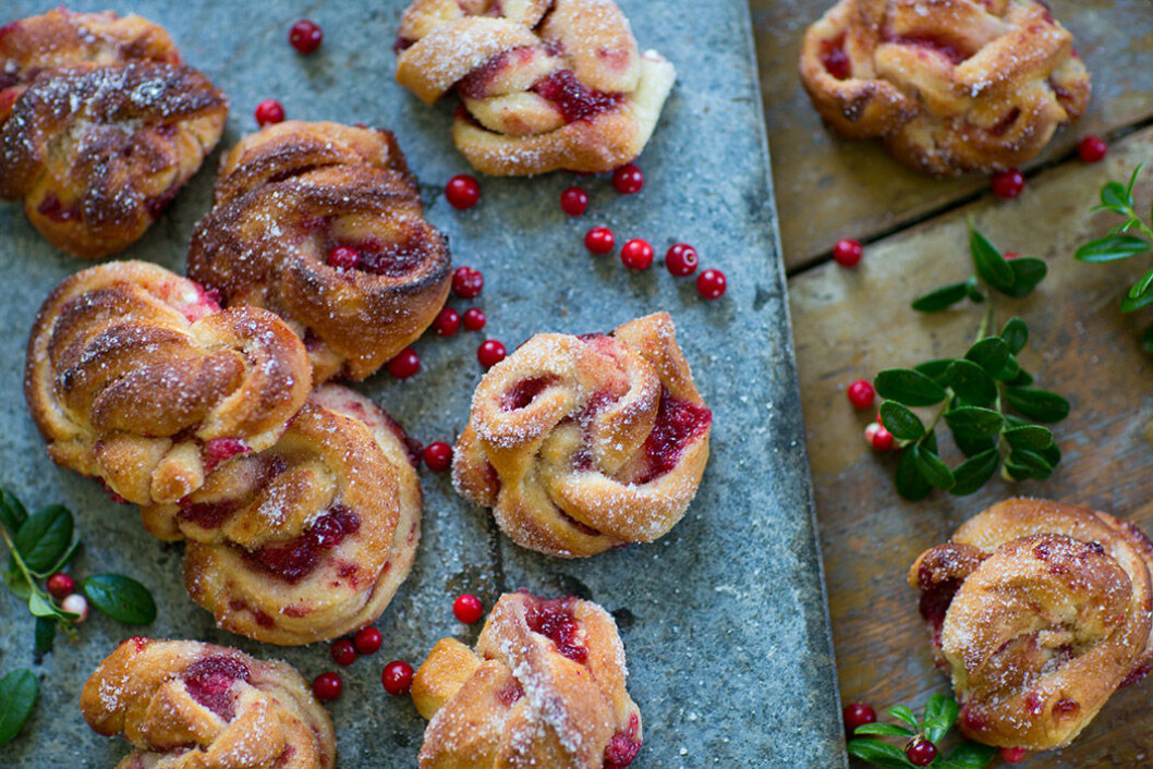 Kanelbullar med lingon. Kanelbullar med lingon.