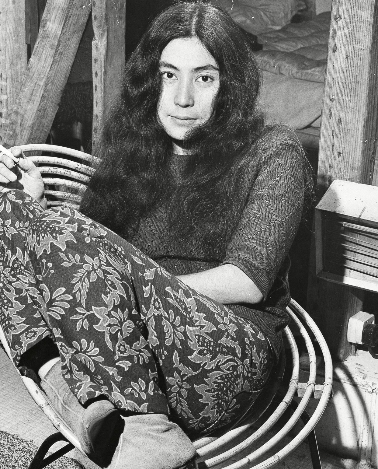 Yoko Ono var en konstnär på New Yorks avantgardescen som ägnade sig åt kontroversiell performance, poesi, musik och film. Foto: TT Ung Yoko med rykande cigarett, fotograferad på 1960-talet.