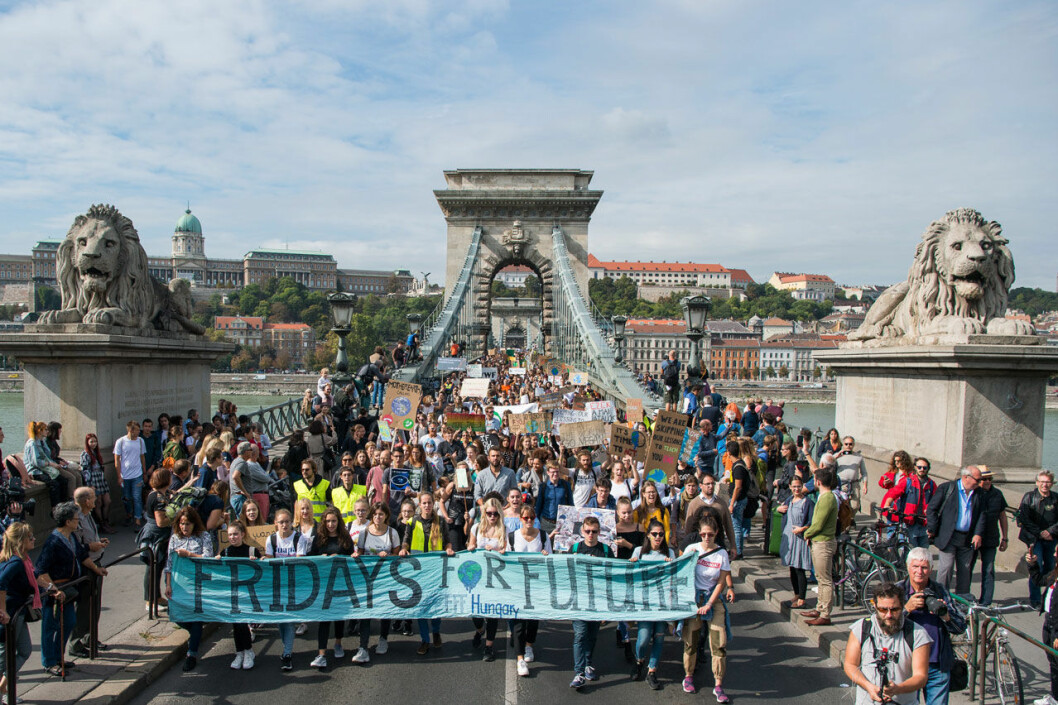 Mäktig bild från demonstrationerna i Ungern. Greta Thunbergs strejk för klimatet ägde bland annat rum i Ungern