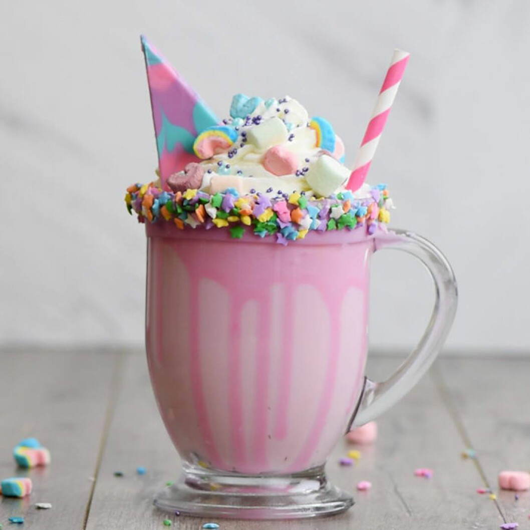 Enhörnings- eller unicorn-varm-choklad.<a href="https://www.yummyclip.com/unicorn-hot-chocolate-mug/">Via yummyclip.com</a> Enhörnings- eller unicorn-varm-choklad