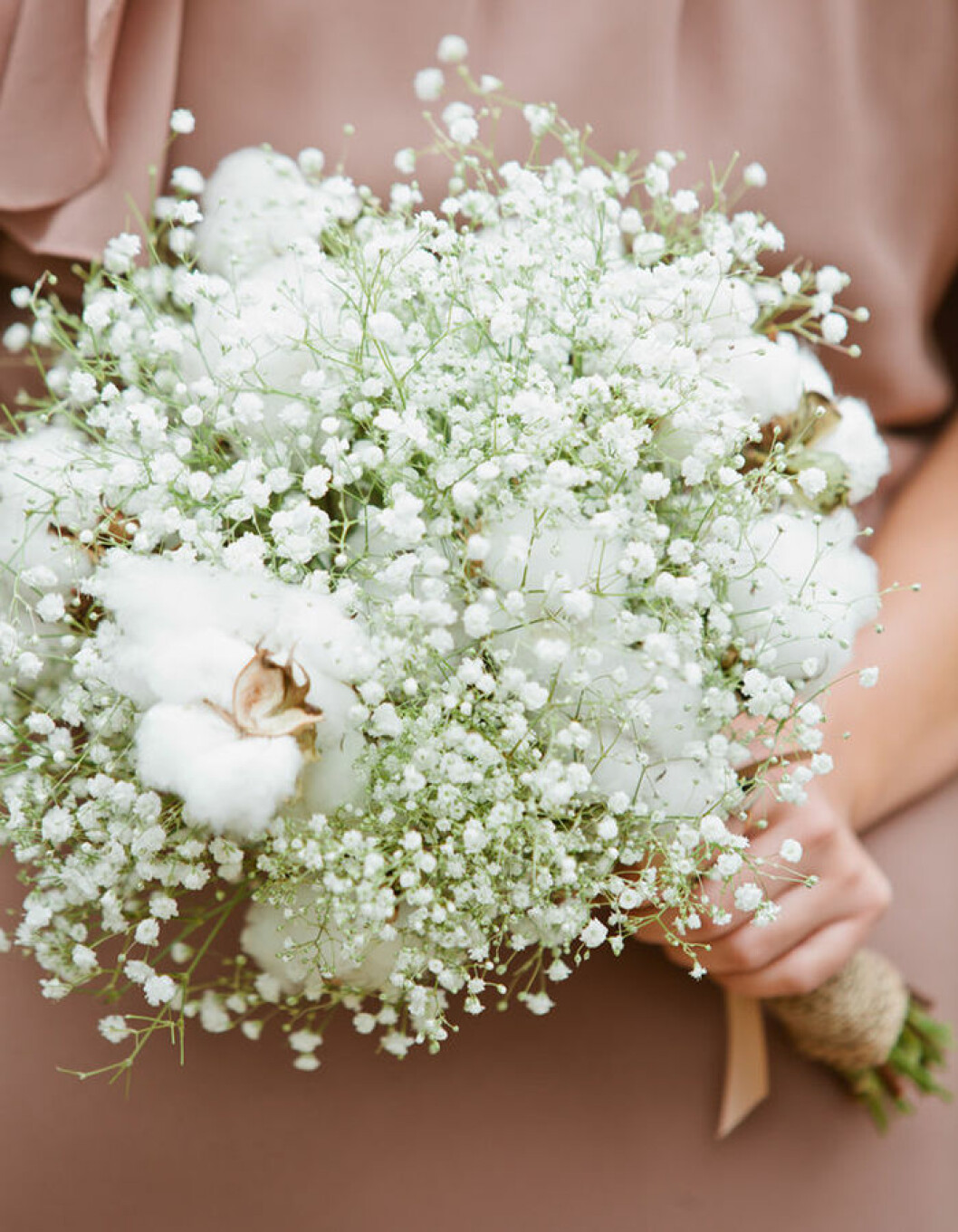 Foto via: <a href="https://www.theknot.com/real-weddings/a-rustic-southern-wedding-in-magnolia-springs-alabama-album" target="_blank" rel="noopener">The knot</a> Lägg bomull i buketten.