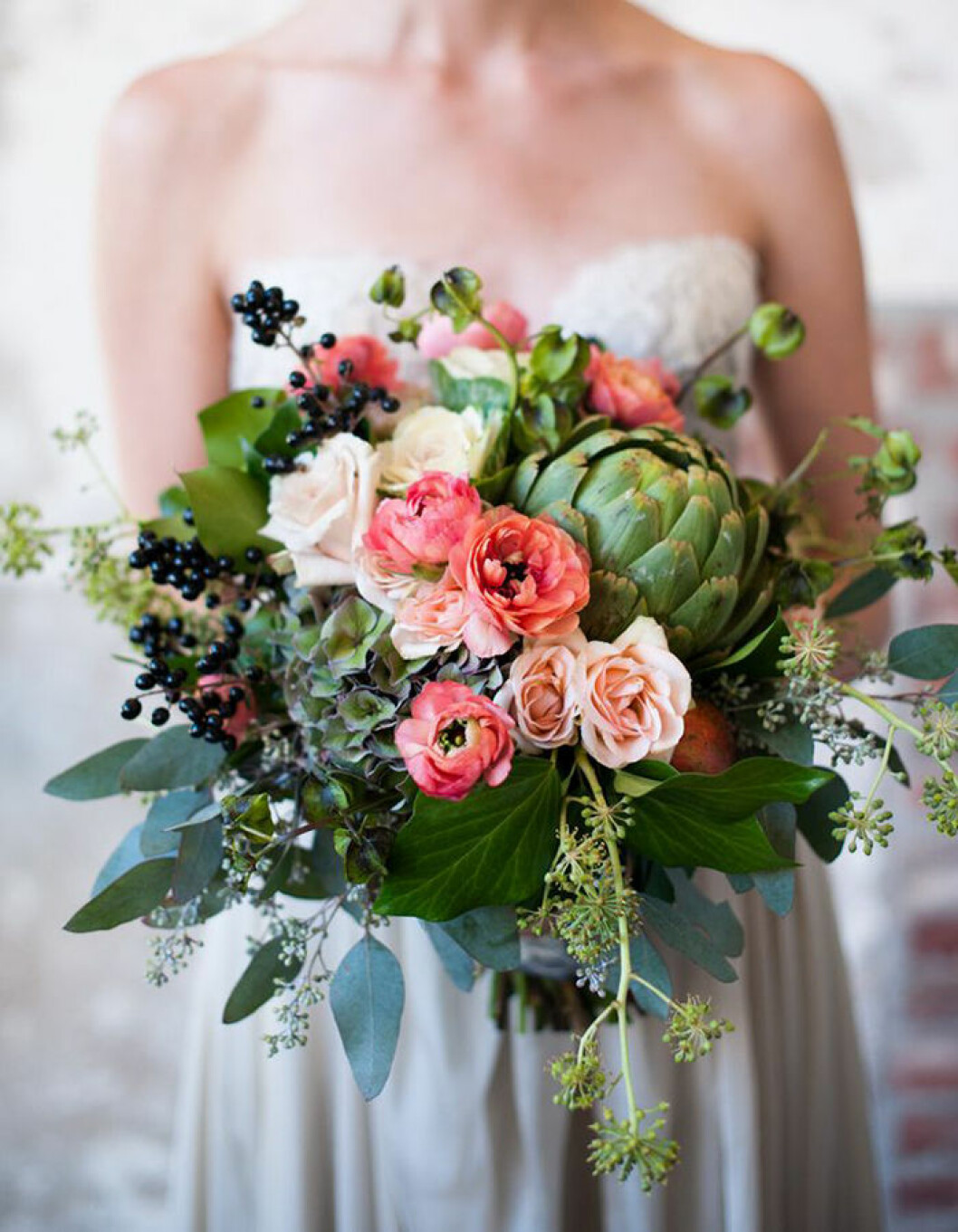 Foto via: <a href="http://www.magnoliarouge.com/inspiration/the-gathered-table-by-sarah-box-photography/" target="_blank" rel="noopener">Magnolia Rouge</a> Blanda buketten med bär.