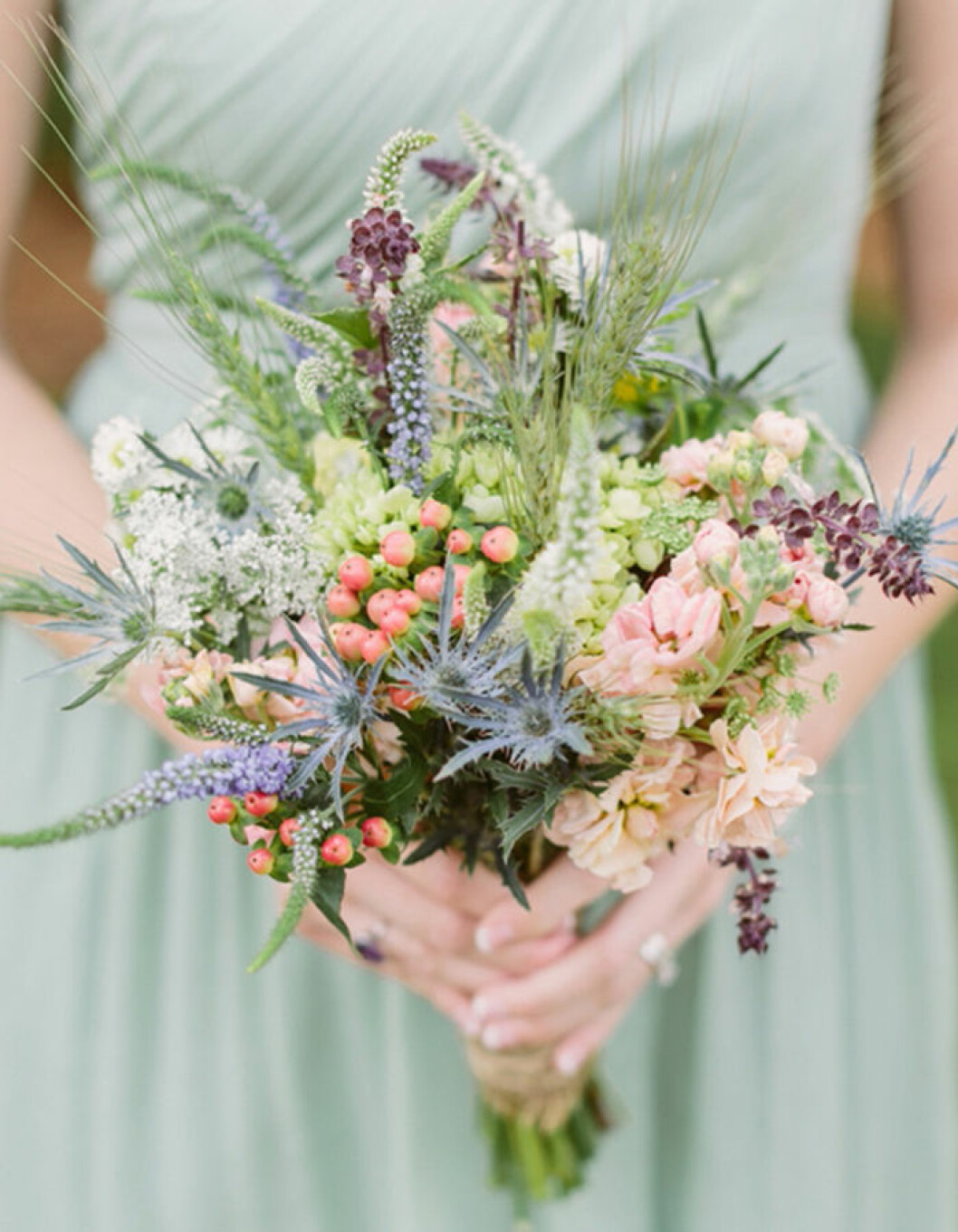 Foto via: <a href="http://www.weddingchicks.com/blog/rustic-and-charming-chapel-wedding-l-12087-l-36.html" target="_blank" rel="noopener">Wedding chicks</a> Lägg till örter och sädesslag i buketten.