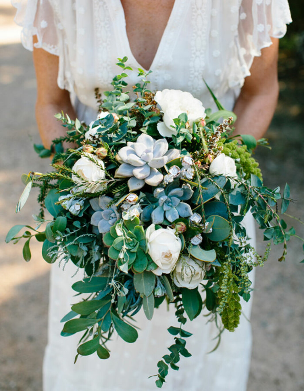 Foto via: <a href="http://ruffledblog.com/relaxed-backyard-australian-wedding/" target="_blank" rel="noopener">Ruffled blog</a> Fyll ut buketten med suckulenter.