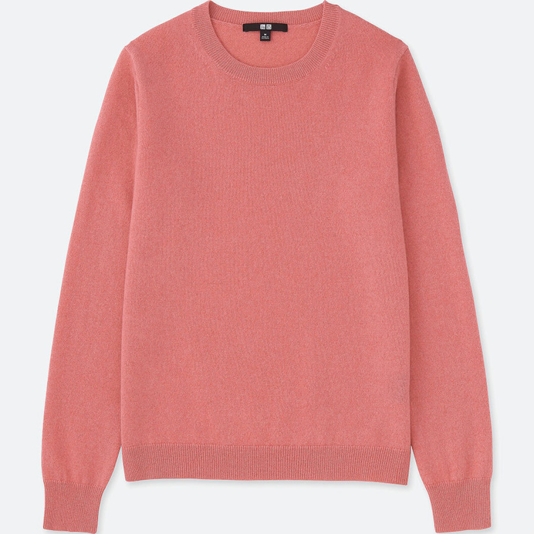 Höstens investering är kashmirtröjan i en härlig laxrosa nyans. Finns att köpa <a href="https://www.uniqlo.com/eu/en/product/women-cashmere-crew-neck-sweater-408719.html?dwvar_408719_size=SMA001&dwvar_408719_color=COL63&cgid=">här.</a> Cashmeretröja från Uniqlo.