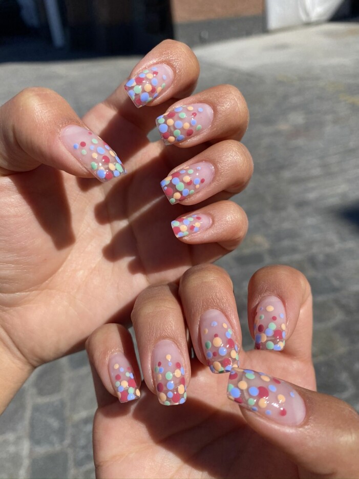 Konfettimönster av nagelstylist Frida Selkirk.